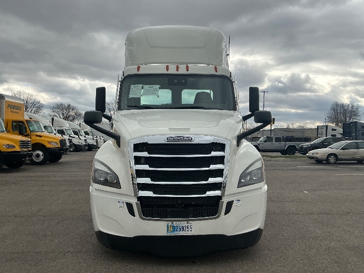 2023 Freightliner Cascadia in Dayton, OH — photo 2