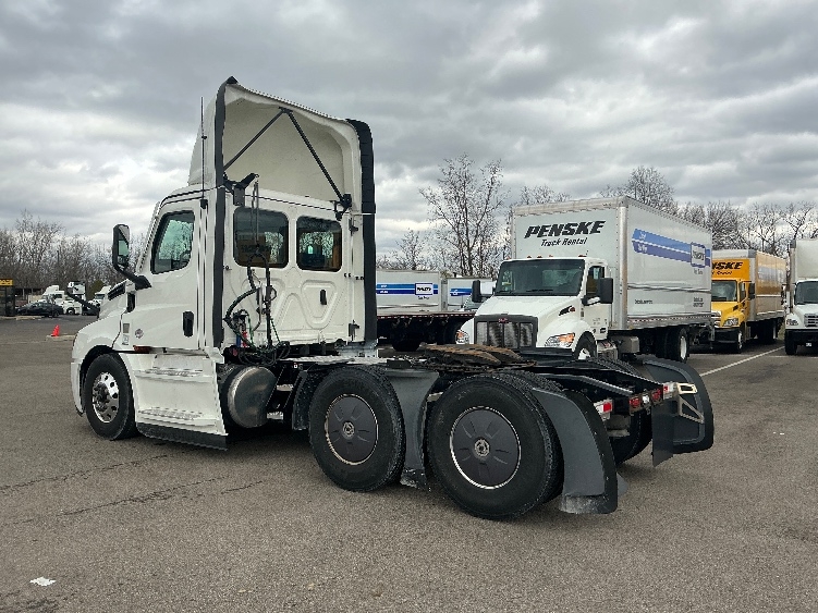 2023 Freightliner Cascadia in Dayton, OH — photo 5