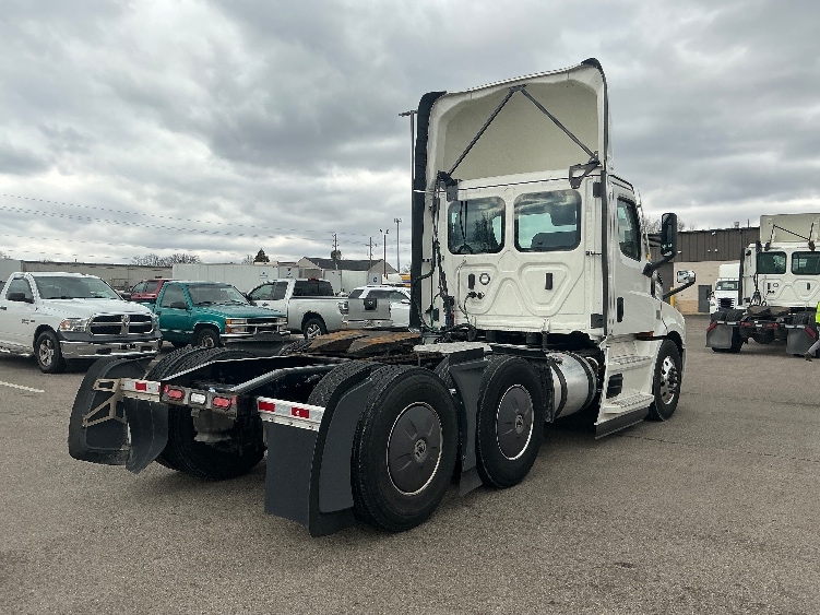 2023 Freightliner Cascadia in Dayton, OH — photo 7