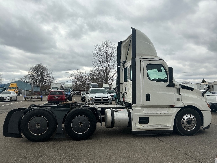 2023 Freightliner Cascadia in Dayton, OH — photo 8