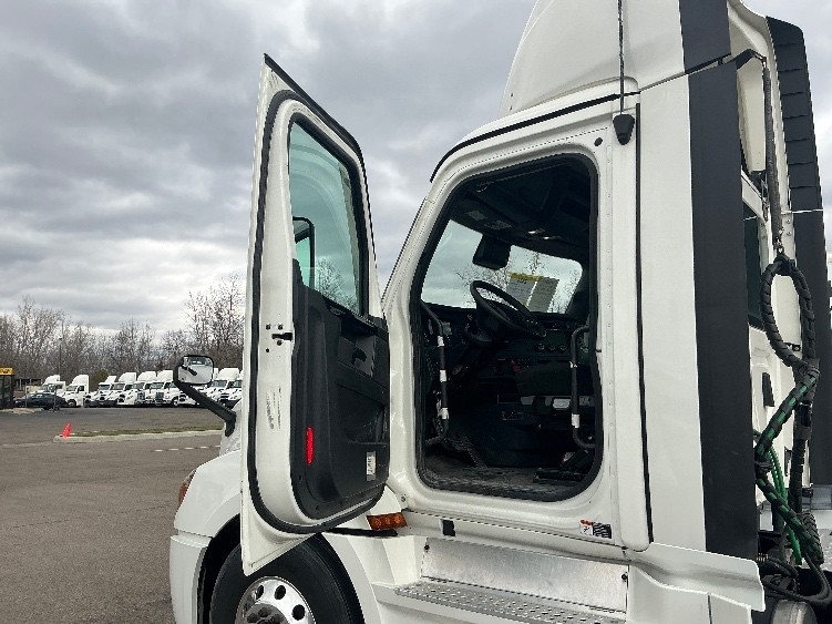 2023 Freightliner Cascadia in Dayton, OH — photo 9