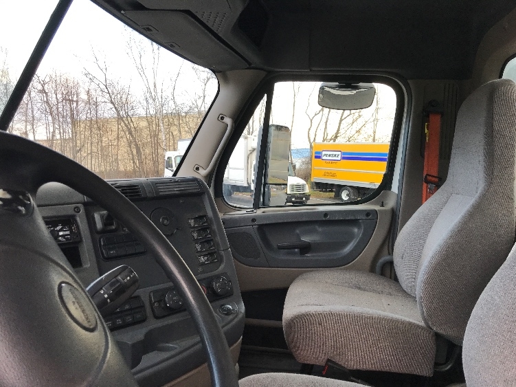 2020 Freightliner Cascadia in Londonderry, NH — photo 10
