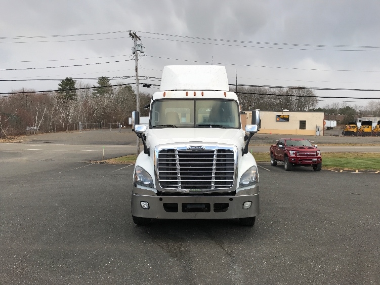 2020 Freightliner Cascadia in Londonderry, NH — photo 2