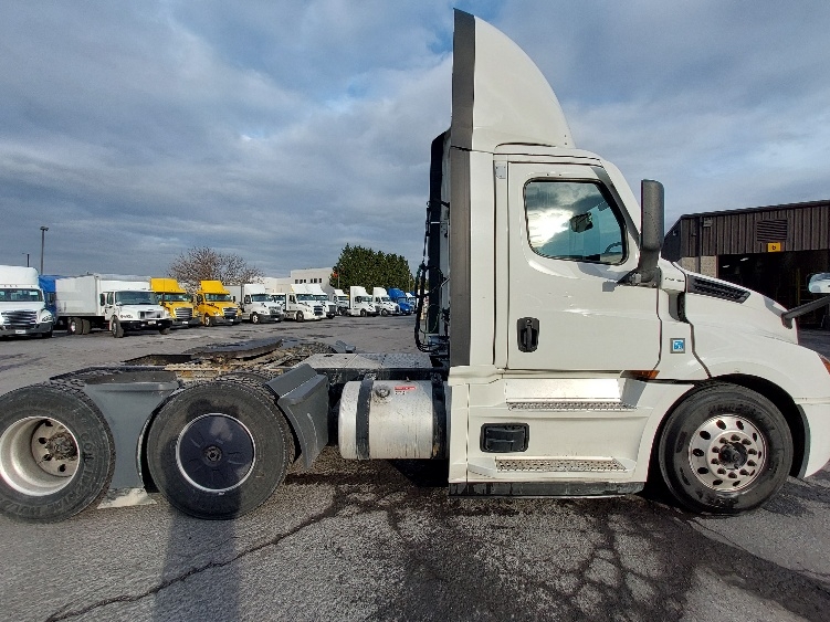 2022 Freightliner Cascadia in Harrisburg, PA — photo 8