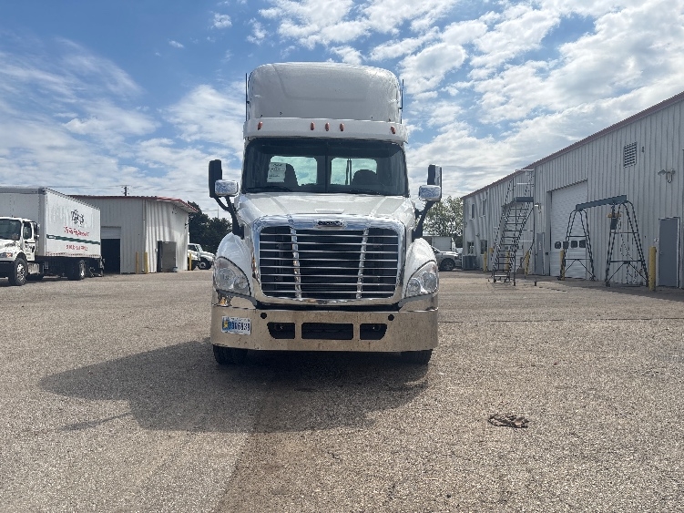 2020 Freightliner Cascadia in Lansing, MI — photo 2