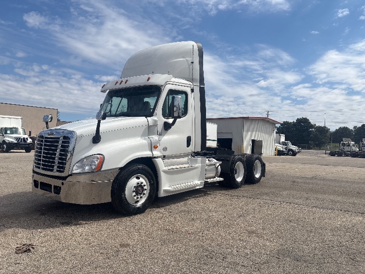 2020 Freightliner Cascadia in Lansing, MI — photo 3