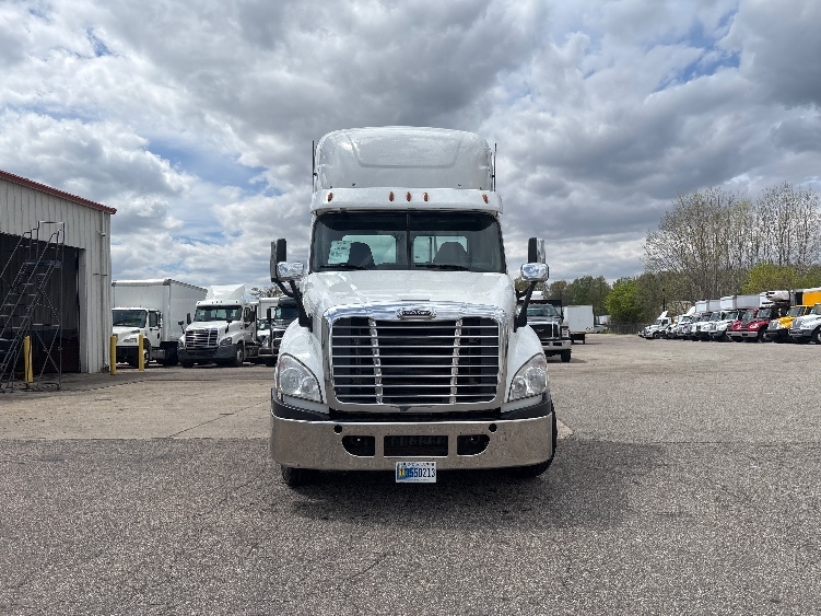2020 Freightliner Cascadia in Lansing, MI — photo 2