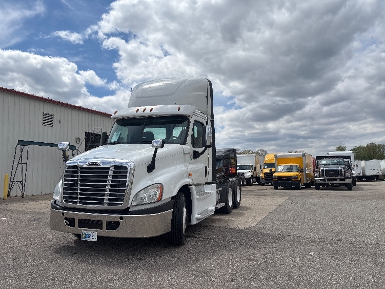 2020 Freightliner Cascadia in Lansing, MI — photo 3