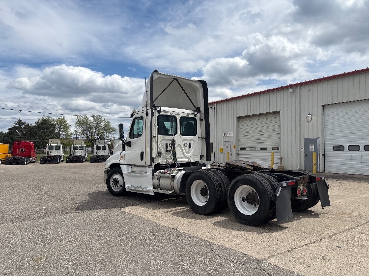 2020 Freightliner Cascadia in Lansing, MI — photo 5