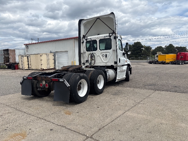 2020 Freightliner Cascadia in Lansing, MI — photo 7
