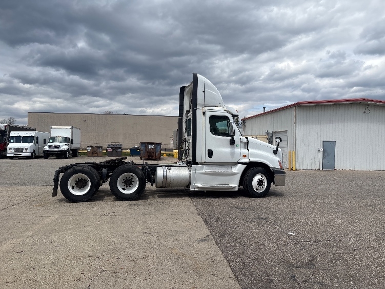 2020 Freightliner Cascadia in Lansing, MI — photo 8