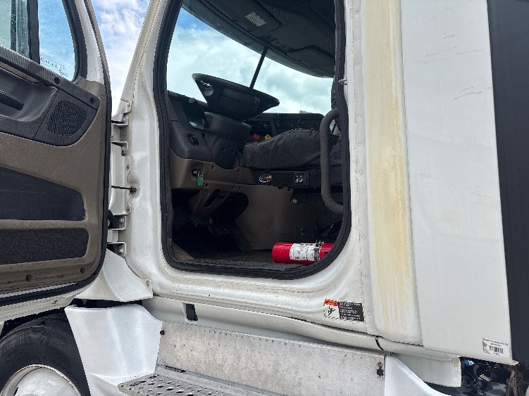 2020 Freightliner Cascadia in Lansing, MI — photo 9