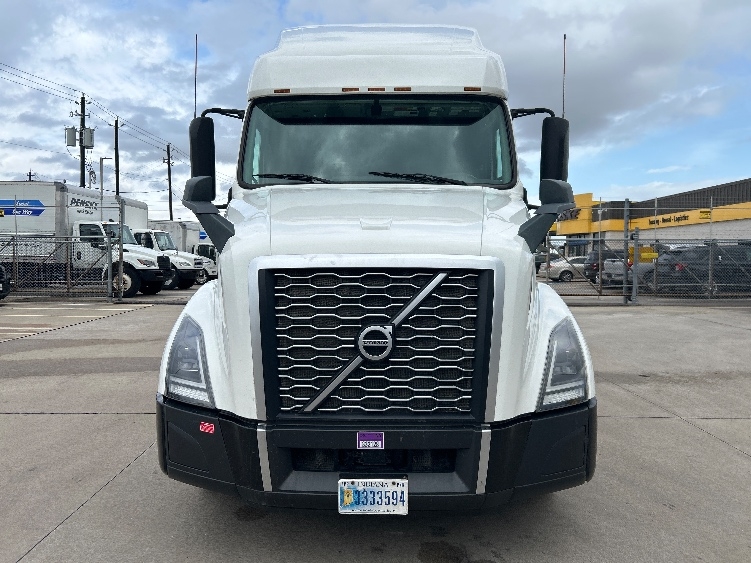 2023 Volvo VNL 760 in Houston, TX — photo 2