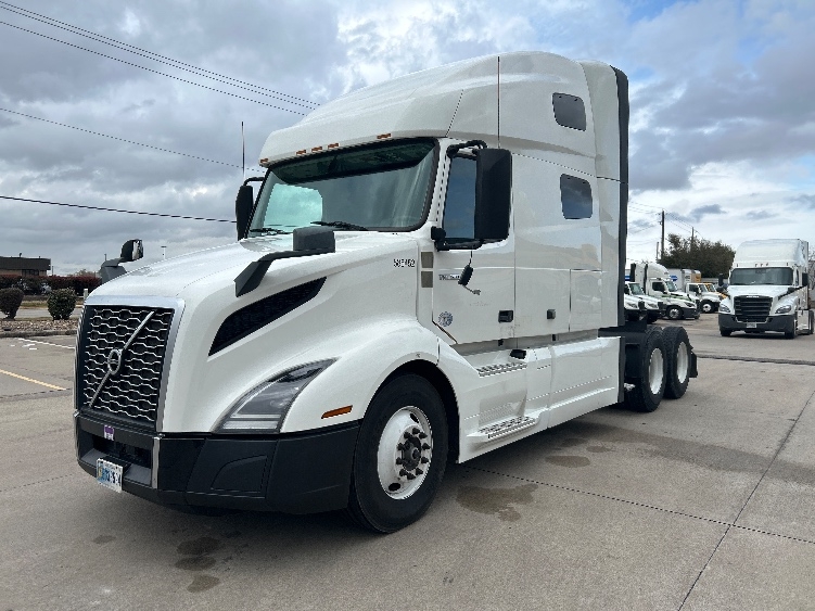2023 Volvo VNL 760 in Houston, TX — photo 3