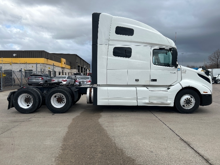 2023 Volvo VNL 760 in Houston, TX — photo 8