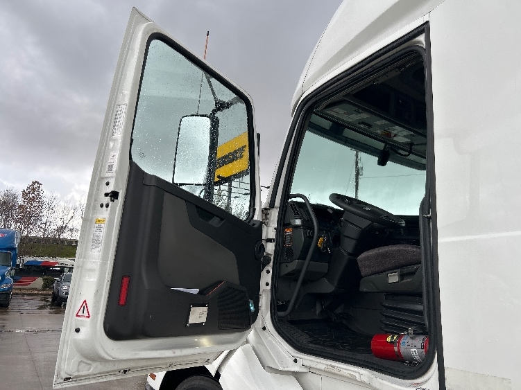2023 Volvo VNL 760 in Houston, TX — photo 9