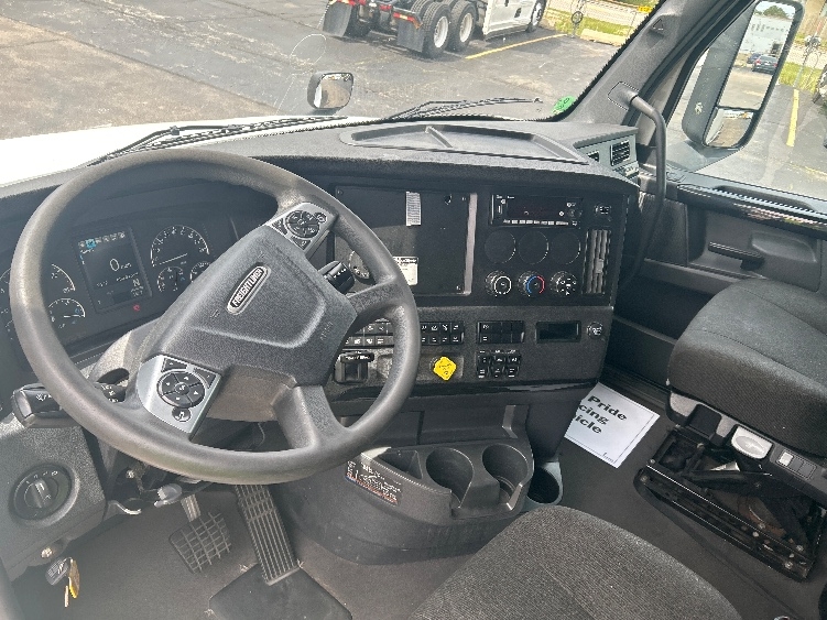2023 Freightliner Cascadia in Sturtevant, WI — photo 10