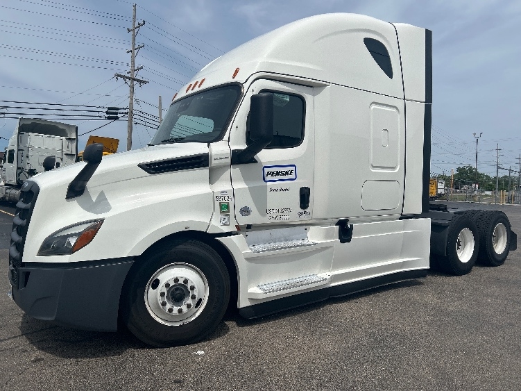 2023 Freightliner Cascadia in Sturtevant, WI — photo 3