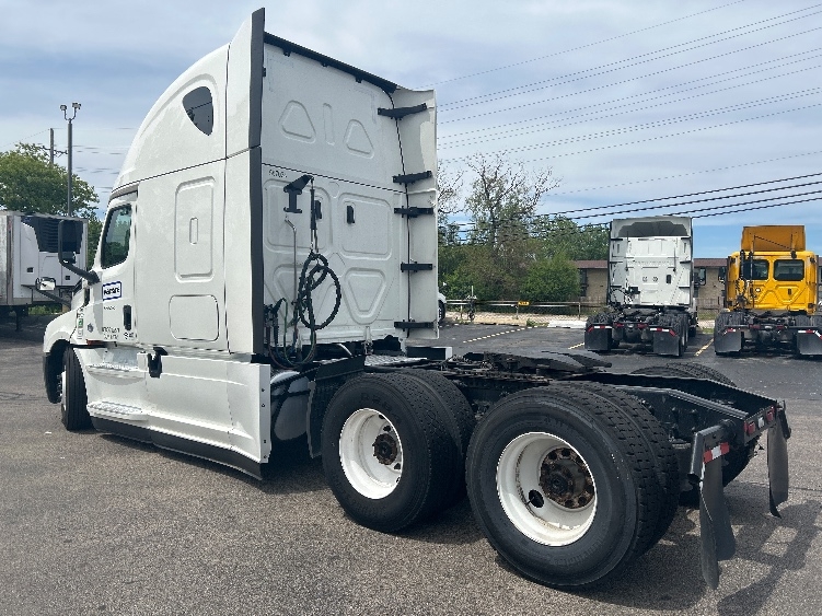 2023 Freightliner Cascadia in Sturtevant, WI — photo 5