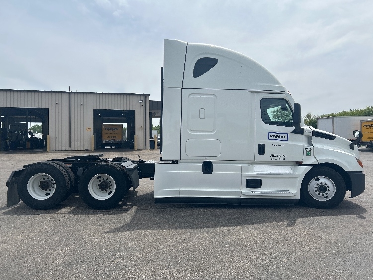 2023 Freightliner Cascadia in Sturtevant, WI — photo 8