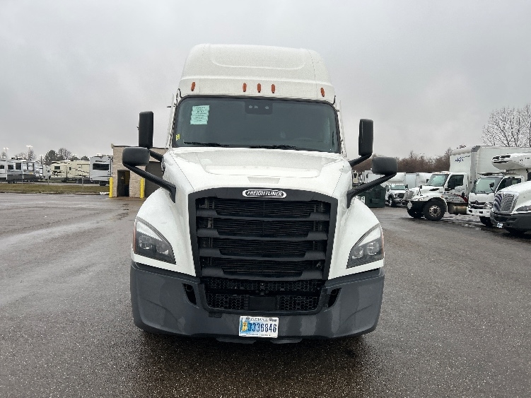 2023 Freightliner Cascadia in Akron, OH — photo 2