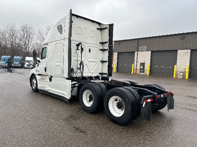 2023 Freightliner Cascadia in Akron, OH — photo 5