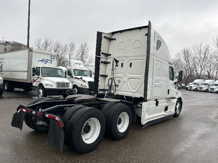 2023 Freightliner Cascadia in Akron, OH — photo 7