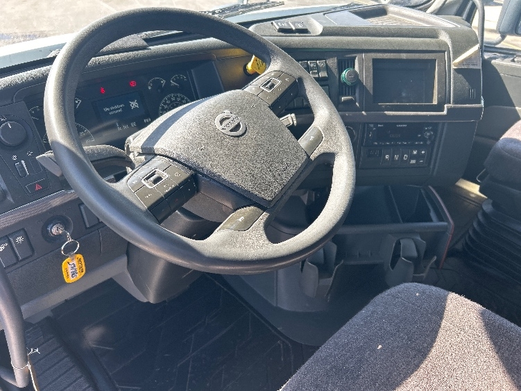 2023 Volvo VNL 760 in Davenport, IA — photo 10