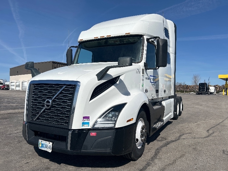 2023 Volvo VNL 760 in Davenport, IA — photo 3