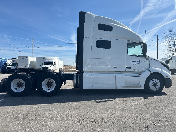 2023 Volvo VNL 760 in Davenport, IA — photo 8