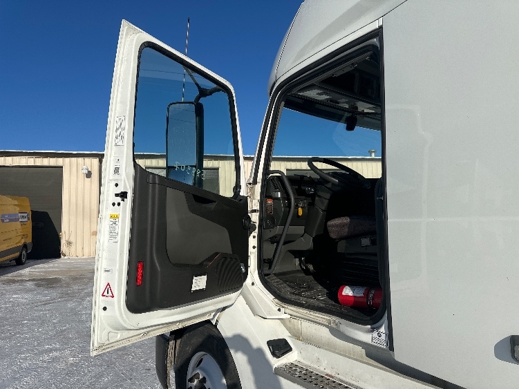 2023 Volvo VNL 760 in Milwaukee, WI — photo 9