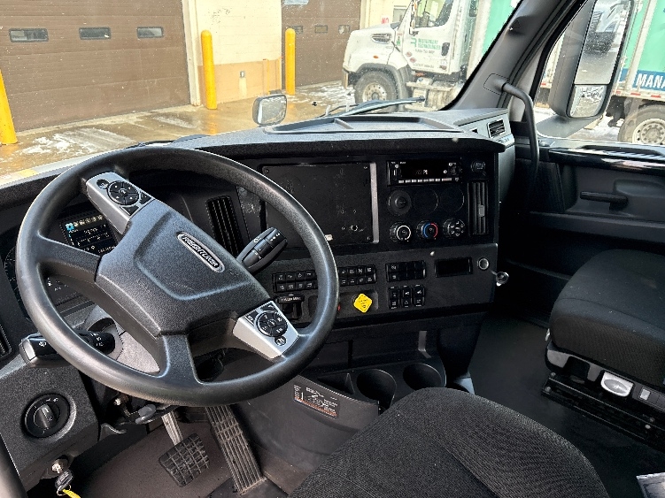 2023 Freightliner Cascadia in Sturtevant, WI — photo 10