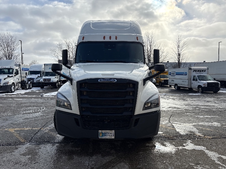 2023 Freightliner Cascadia in Sturtevant, WI — photo 2