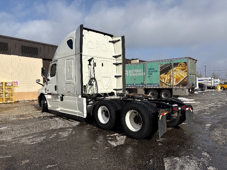 2023 Freightliner Cascadia in Sturtevant, WI — photo 5