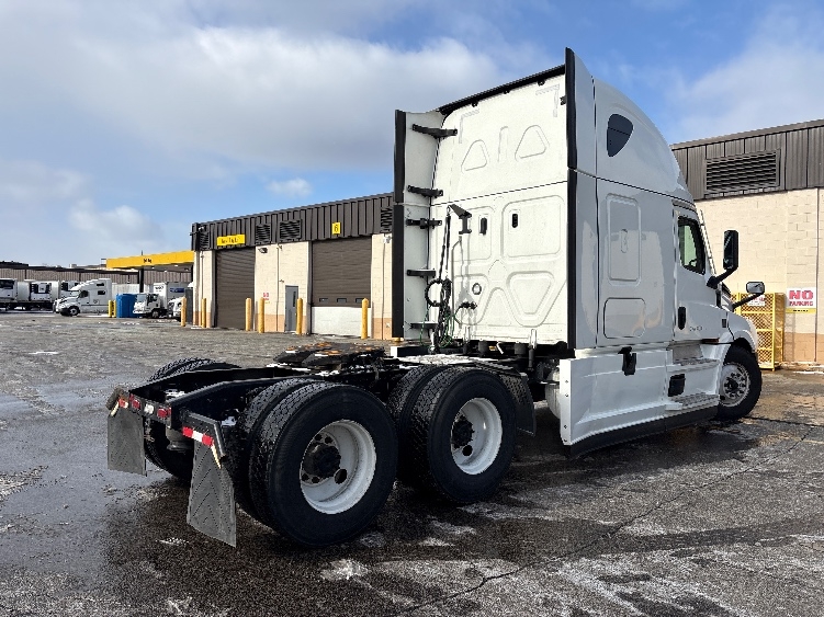 2023 Freightliner Cascadia in Sturtevant, WI — photo 7