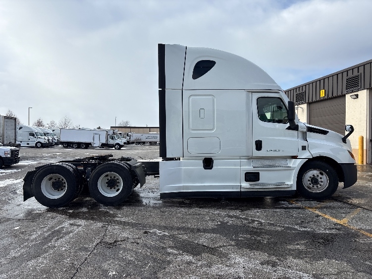 2023 Freightliner Cascadia in Sturtevant, WI — photo 8