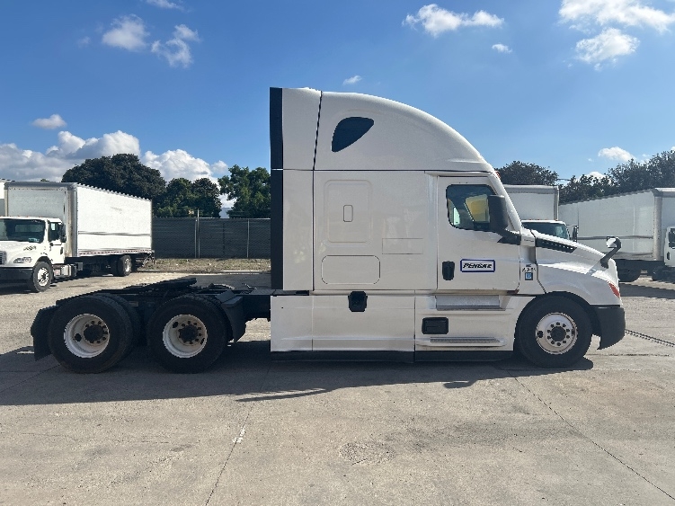 2023 Freightliner Cascadia in Bakersfield, CA — photo 8