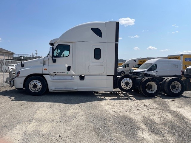 2017 Freightliner Cascadia in Spokane Valley, WA — photo 3