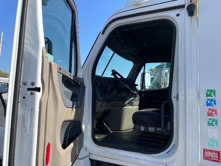 2017 Freightliner in Chicago (Melrose Park), IL — photo 9