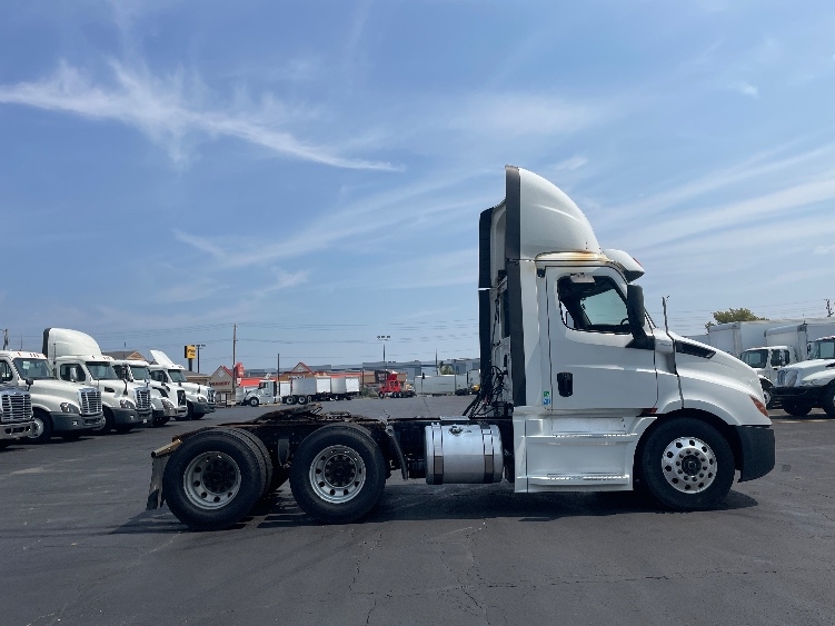 2018 Freightliner Cascadia in Chicago (Melrose Park), IL — photo 8