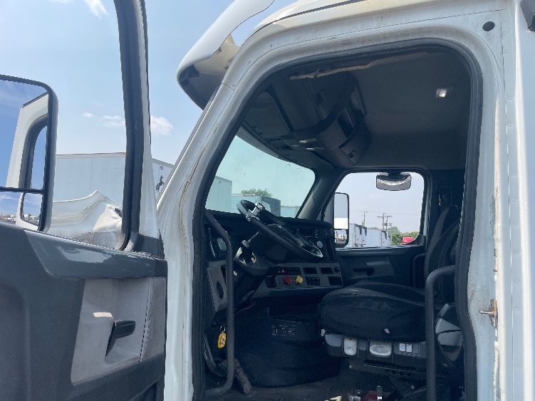 2018 Freightliner Cascadia in Chicago (Melrose Park), IL — photo 9