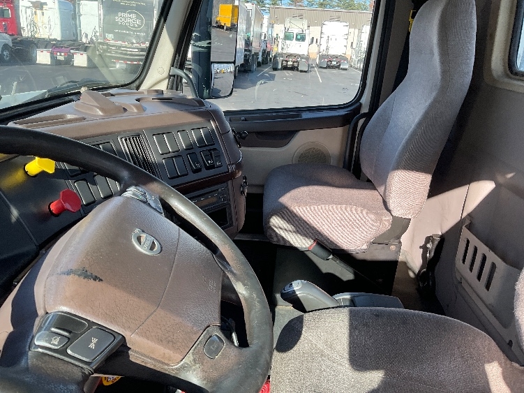 2015 Volvo VNL 300 in Londonderry, NH — photo 10
