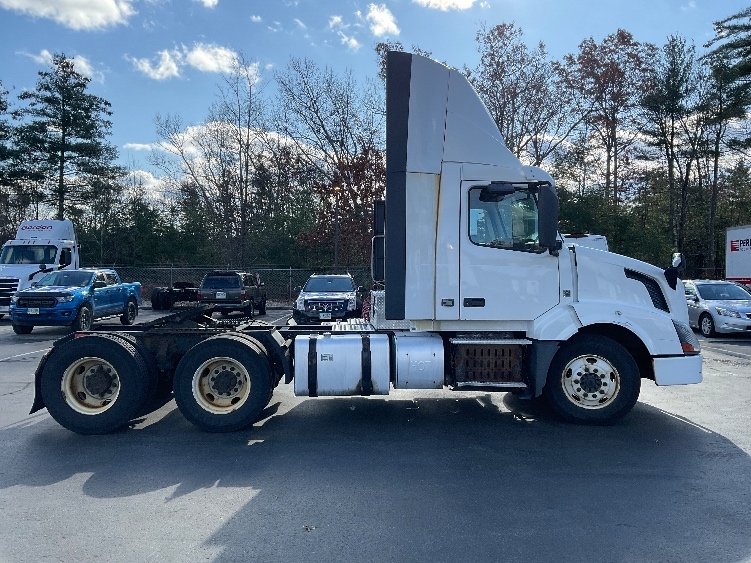 2015 Volvo VNL 300 in Londonderry, NH — photo 8