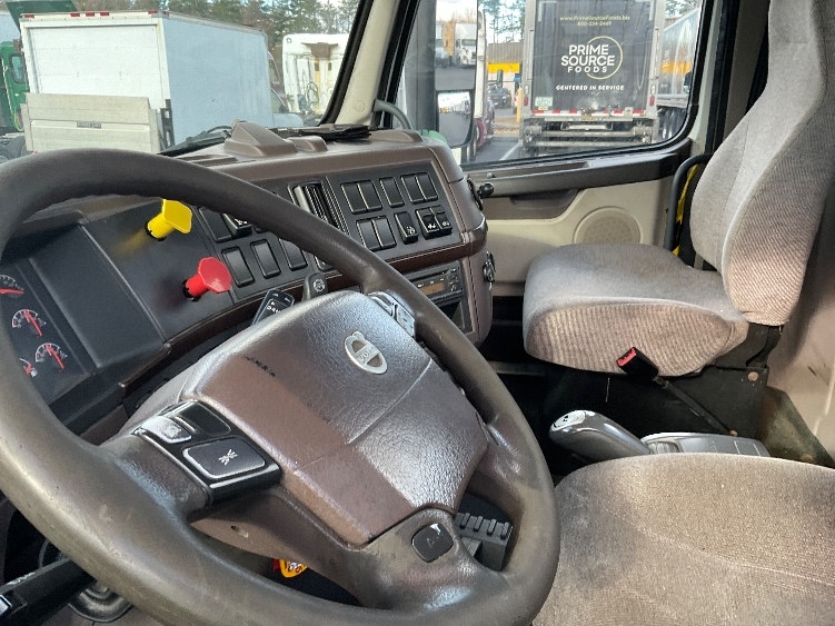 2015 Volvo VNL 300 in Londonderry, NH — photo 10
