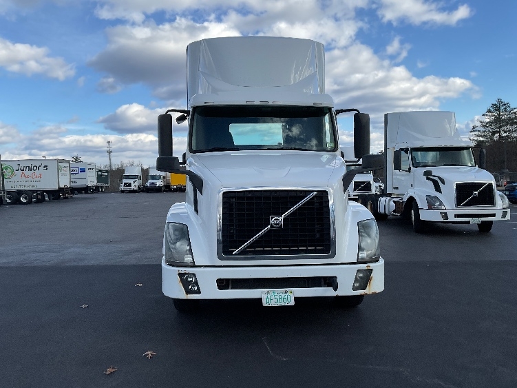 2015 Volvo VNL 300 in Londonderry, NH — photo 2