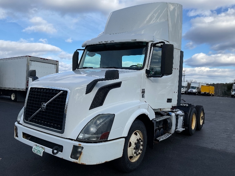 2015 Volvo VNL 300 in Londonderry, NH — photo 3