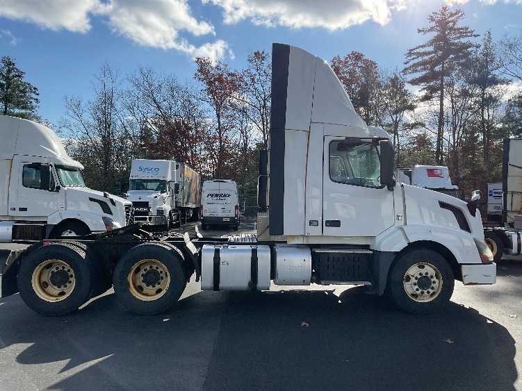 2015 Volvo VNL 300 in Londonderry, NH — photo 8