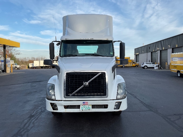 2015 Volvo VNL 300 in Londonderry, NH — photo 2