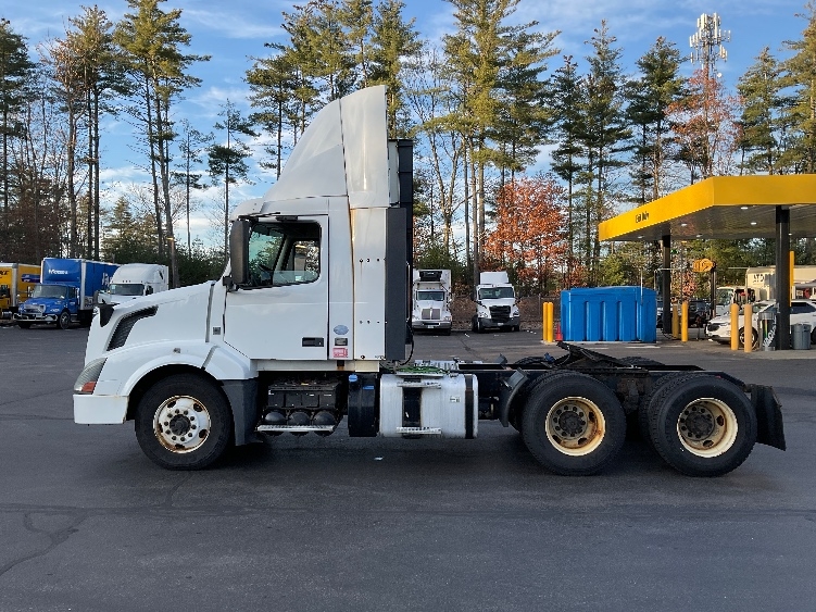 2015 Volvo VNL 300 in Londonderry, NH — photo 4