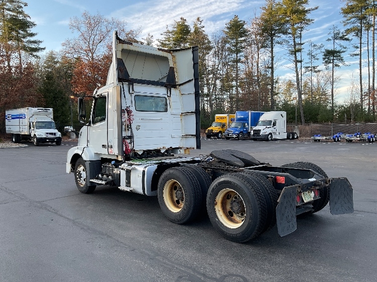 2015 Volvo VNL 300 in Londonderry, NH — photo 5